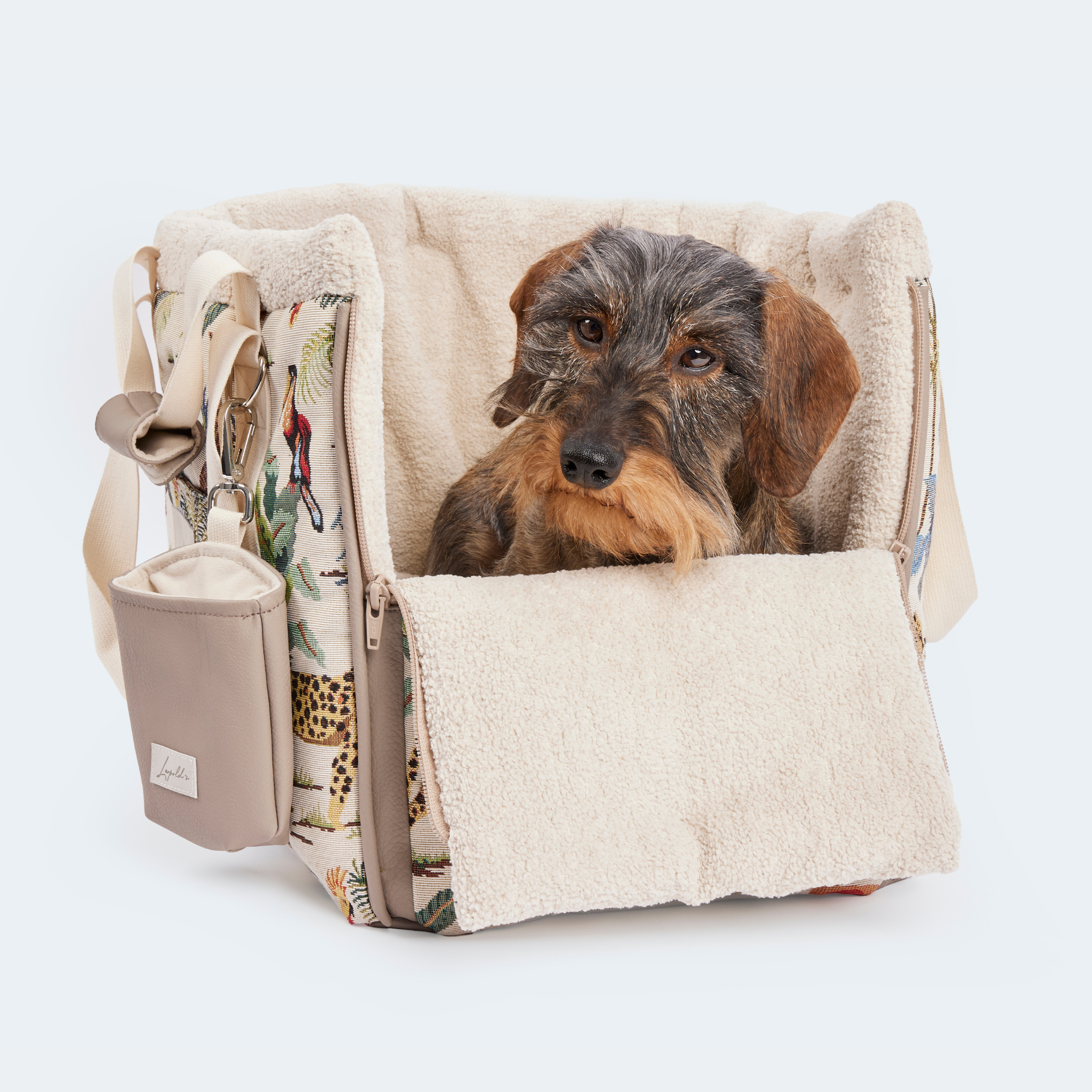 Leopold's Finest | Dackel sitzt in Cosybag Kapstadt mit Jungle Muster 