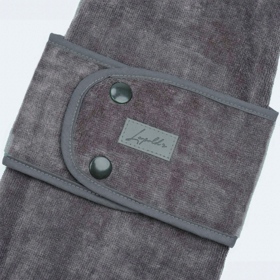 Leopold's Finest | Hundebademantel Brustlatz Nahaufnahme [Anthrazit]