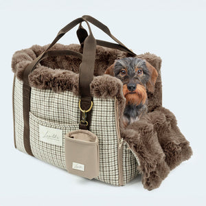 Leopold's Finest | Dackel sitzt in CosyBag St.Moritz mit Schattenkaro-Muster und Webpelz innen Hundetasche für Dackel und kleine Hunde 