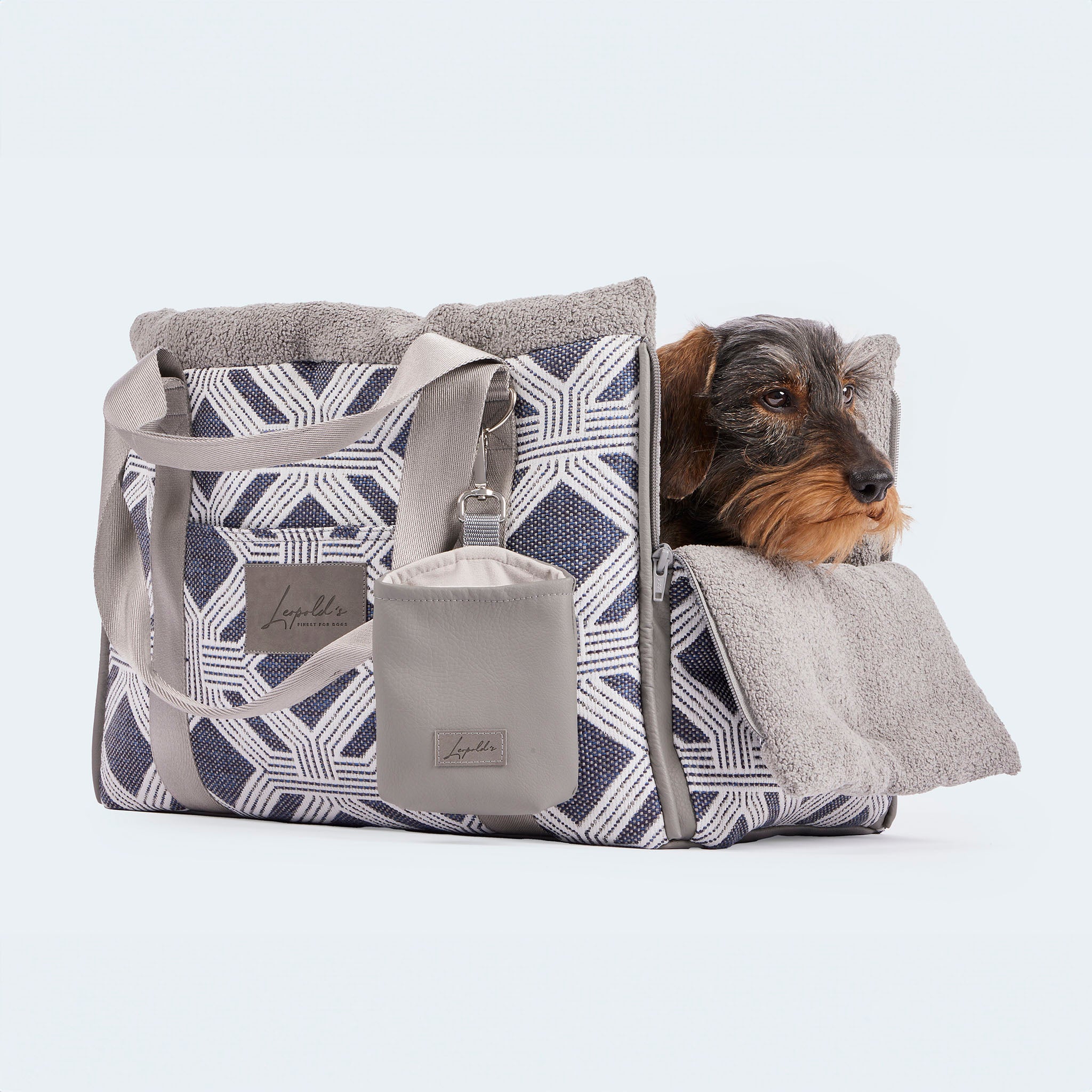 Leopold's Finest | Seitenansicht Dackel liegt in Hundetasche limitierte CosyBag Luzern in navy blau mit weißem Geo-Design