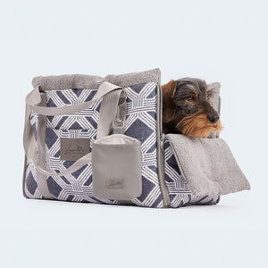 Leopold's Finest | Seitenansicht Dackel liegt in Hundetasche limitierte CosyBag Luzern in navy blau mit weißem Geo-Design