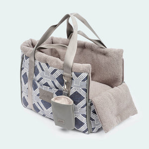 Leopold's Finest | Seitenansicht Hundetasche limitierte CosyBag Luzern in navy blau mit weißem Geo-Design, Kopfablage geöffnet