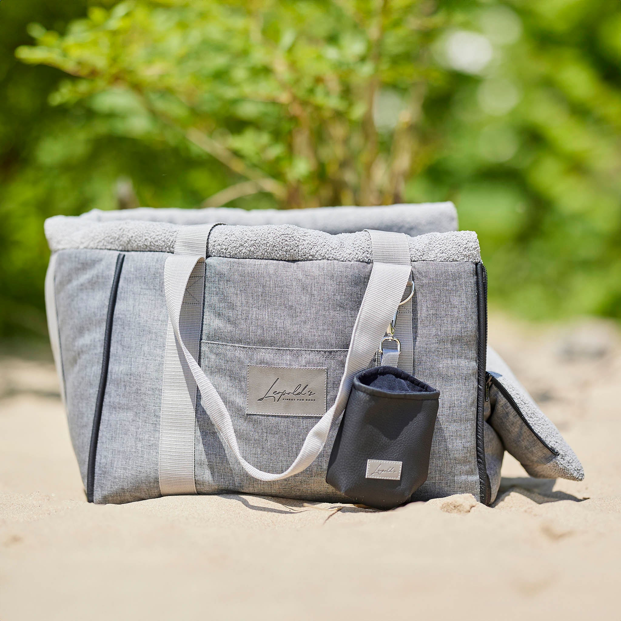 Leopold's Finest | Seitenansicht Hundetasche CosyBag Wien mit Bouclé Innenstoff und ausgeklappter Kopfstütze am Strand