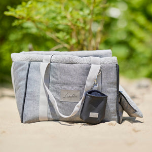 Leopold's Finest | Seitenansicht Hundetasche CosyBag Wien mit Bouclé Innenstoff und ausgeklappter Kopfstütze am Strand