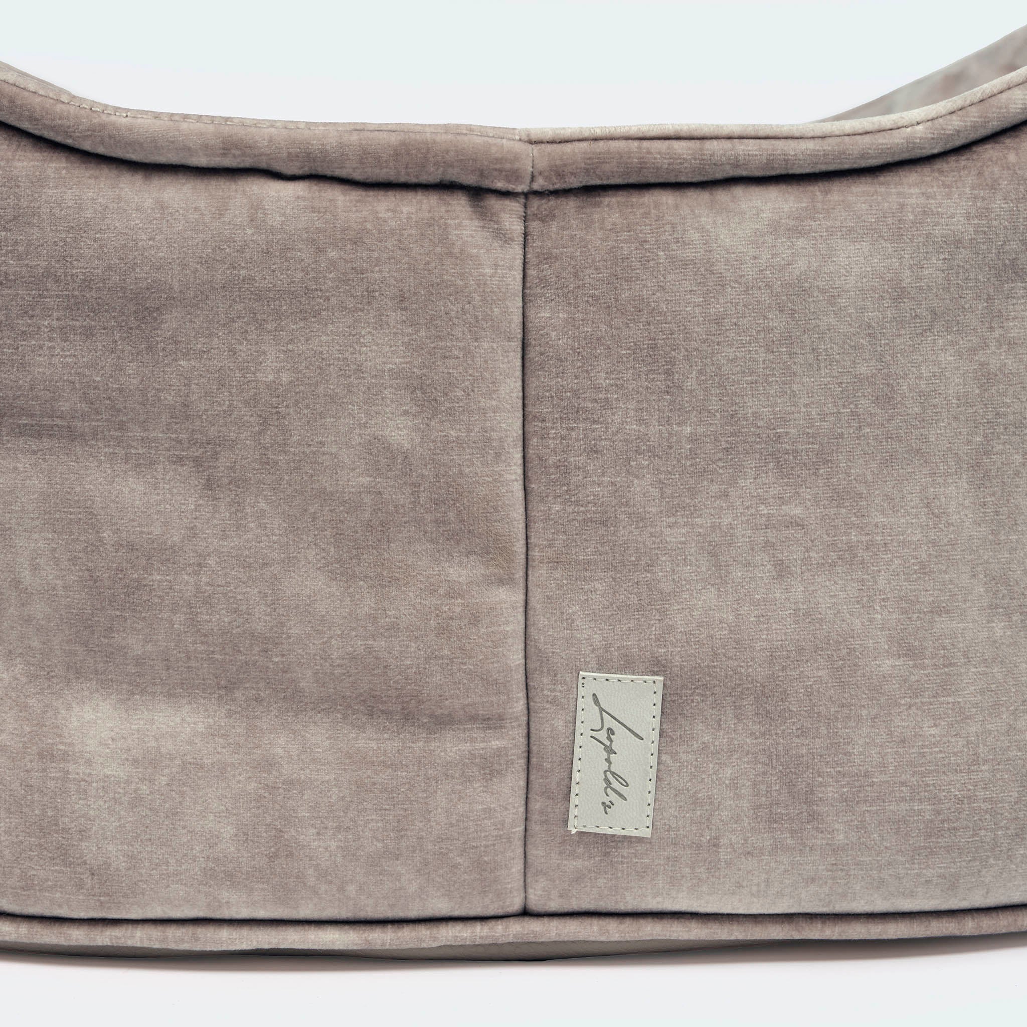 Leopold's Finest Cosy Dog Bed Clay mit orthopädischer Matratze Nahansicht Logo
