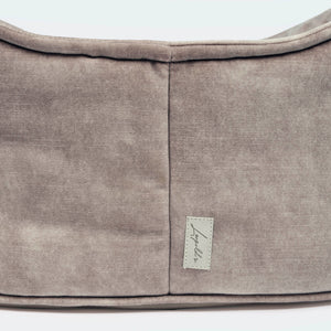 Leopold's Finest Cosy Dog Bed Clay mit orthopädischer Matratze Nahansicht Logo
