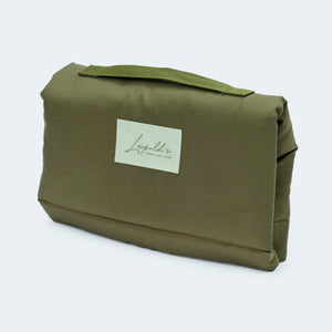 Hundematte Outdoor in Oliv faltbar. Wasser- und Schmutzabweisendes Material. Gefalteter Zustand