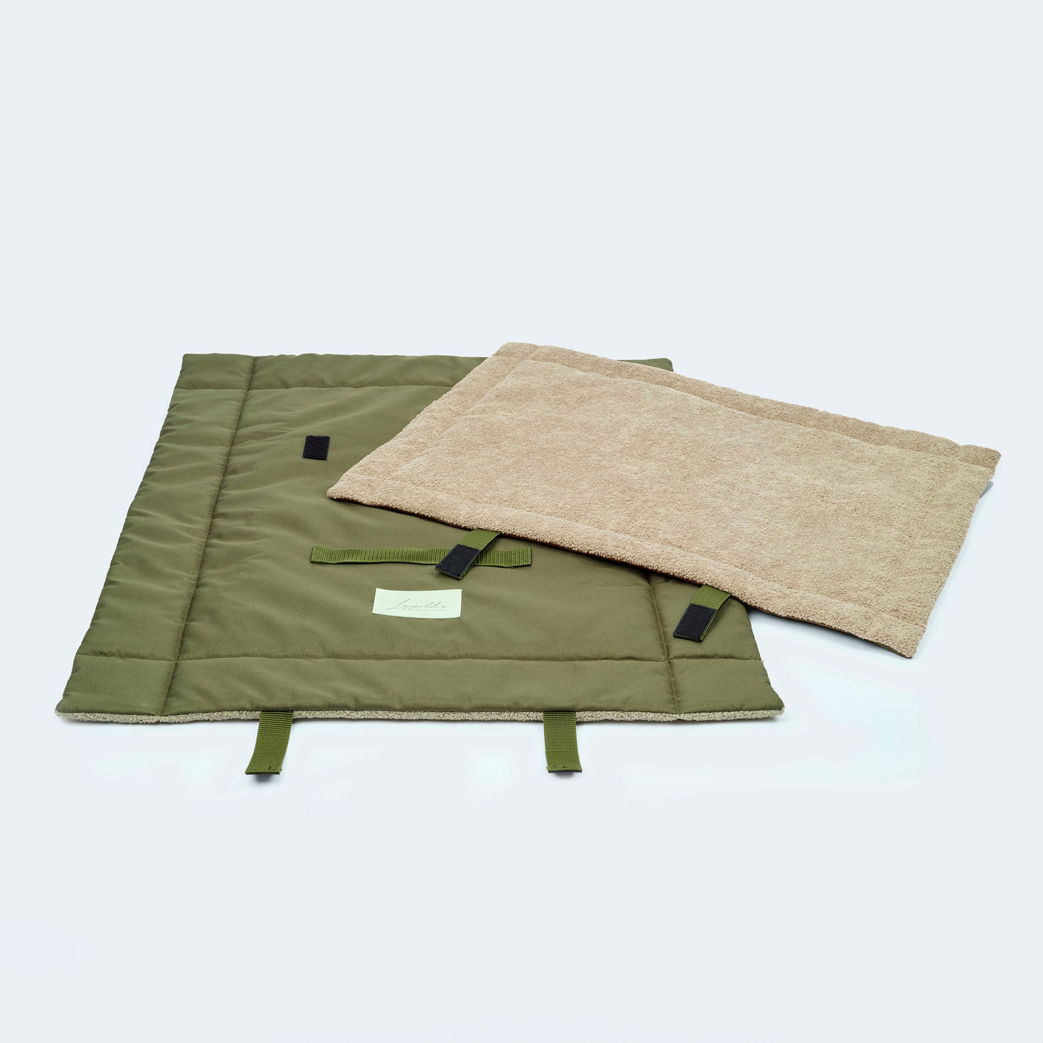 Hundematte Outdoor in Oliv faltbar. Wasser- und Schmutzabweisendes Material. Weiche Oberseite