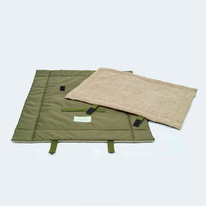 Hundematte Outdoor in Oliv faltbar. Wasser- und Schmutzabweisendes Material. Weiche Oberseite