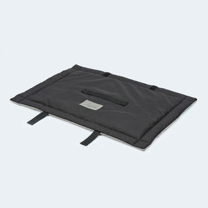 Hundematte Outdoor in schwarz offen. Wasserabweisende Seite sichtbar