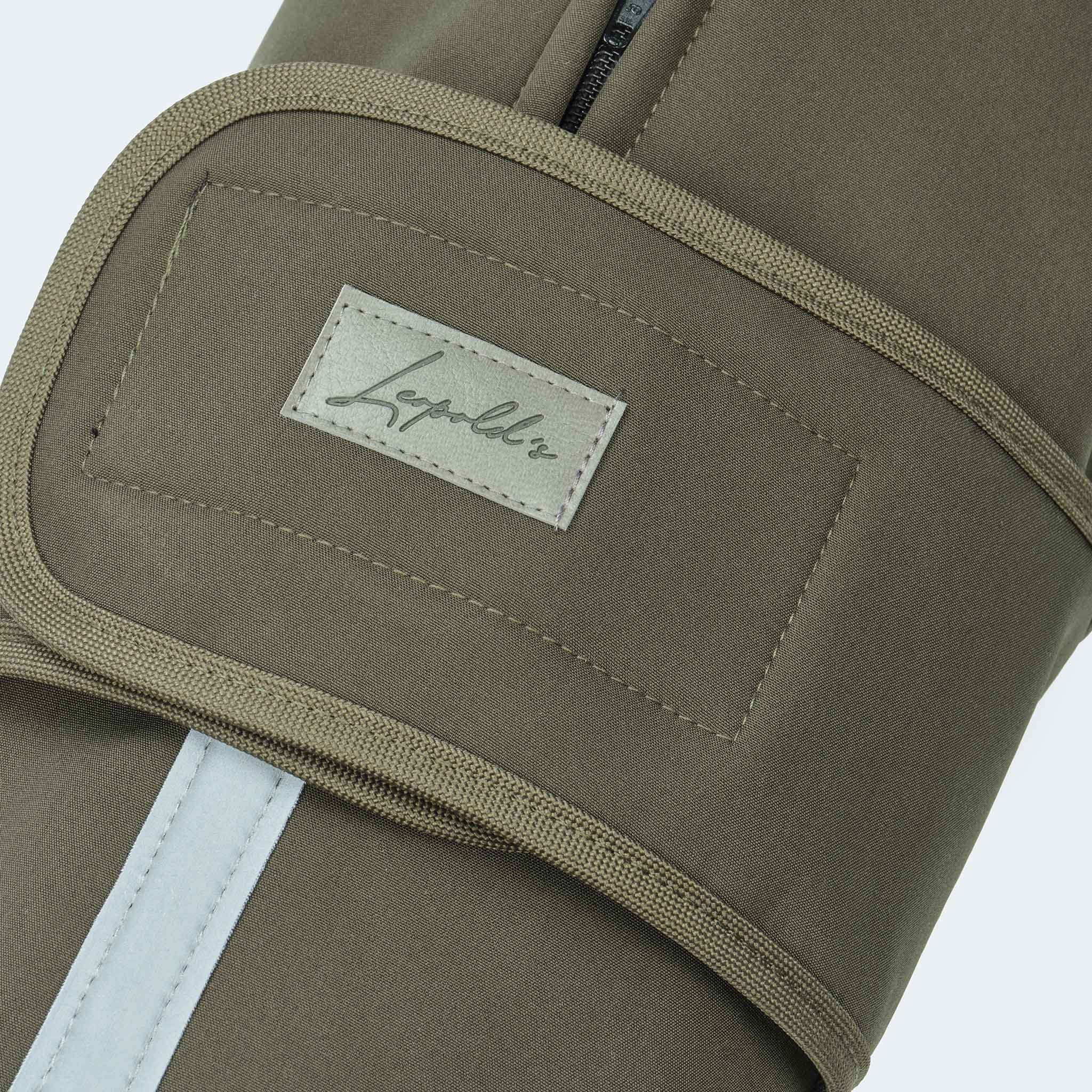 Leopold's Finest | Hundemantel Softshell für Dackel und kleine Hunde in oliv Detailansicht Brustlatz