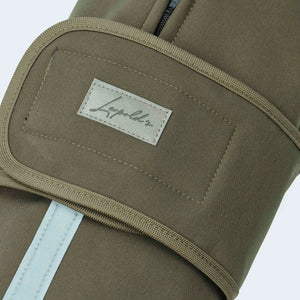 Leopold's Finest | Hundemantel Softshell für Dackel und kleine Hunde in oliv Detailansicht Brustlatz