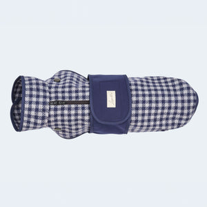 Leopold's Finest | Hundemantel aus Wolle mit Vichy Karo-Muster in blau für Dackel und kleine Hunde Sicht von oben