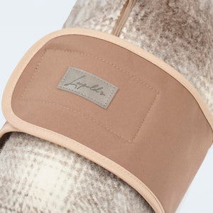 Leopold's Finest | Ungefütterter Lodenmantel in braunem Karo Muster mit braunem austauschbarem Ersatz Softshell Brustlatz für Dackel und kleine Hunde Detailansicht Brustlatz
