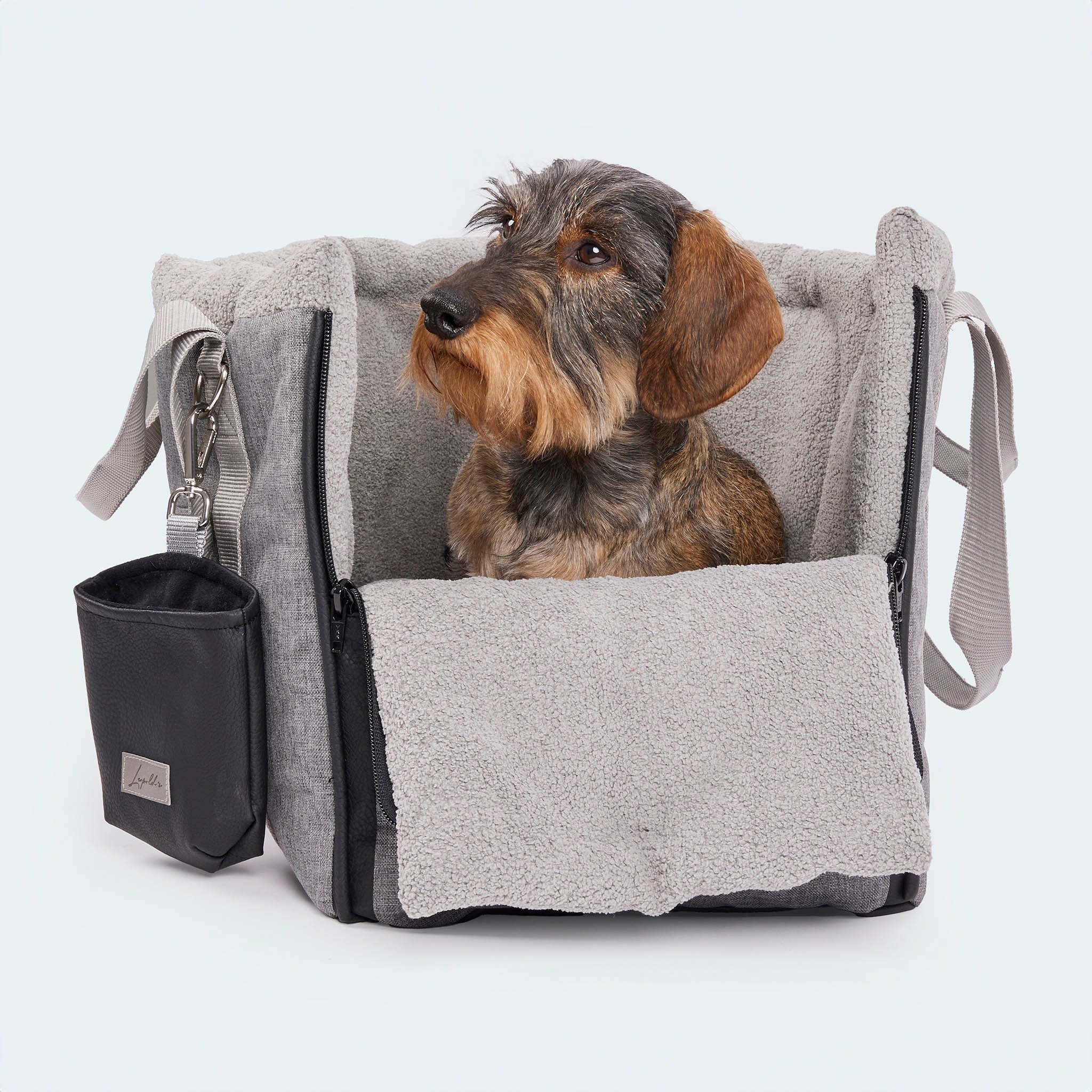 Leopold's Finest | Dackel sitzt in Hundetasche CosyBag Wien mit Bouclé Innenstoff und ausgeklappter Kopfstütze