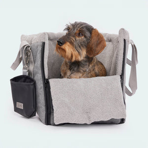 Leopold's Finest | Dackel sitzt in Hundetasche CosyBag Wien mit Bouclé Innenstoff und ausgeklappter Kopfstütze