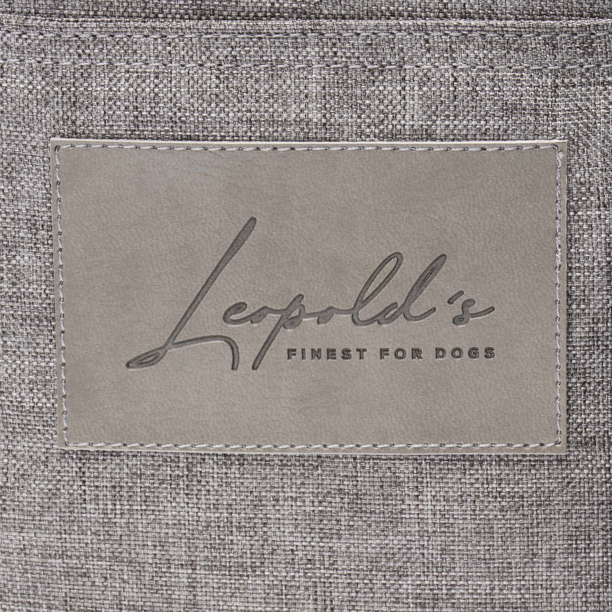 Leopold's Finest | Detaillierte Ansicht Logo Hundetasche CosyBag Wien Bouclé