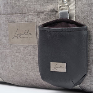 Leopold's Finest | Detaillierte Ansicht Leckerlibeutel aus veganem Leder an der Hundetasche CosyBag Wien Bouclé