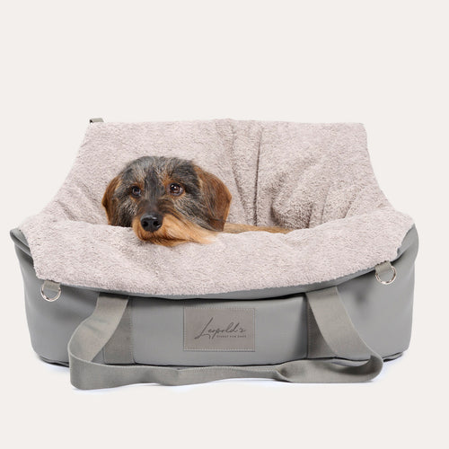 Leopold's Finest Hundeautositz für kleine bis mittelgroße Hunde in grau Größe S Ansicht mit Hund [grau] 