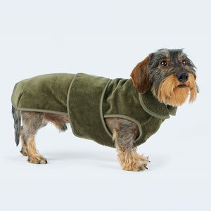 Leopold's Finest | Dackel trägt Hundebademantel Ganzkörper Seitenansicht [Oliv]