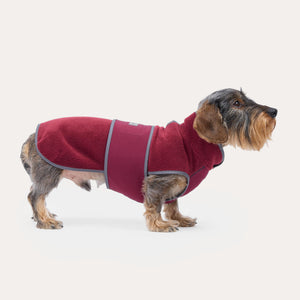 Hundemantel Fleece Bordeaux von Leopold's Finest. Tragebild am Dackel von der Seite