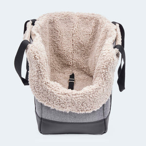 Hundetasche EasyLuxe für Dackel und kleine Hunde mit ausknöpfbarem Innenfutter aus Curly. Zwei Seitentaschen und integrierter Sicherungsleine. Ansicht von Vorne.