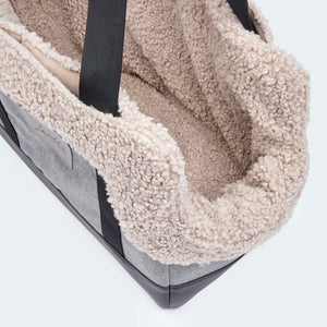 Hundetasche EasyLuxe für Dackel und kleine Hunde. Nahaufnahme ausknöpfbarem Innenfutter aus Curly.