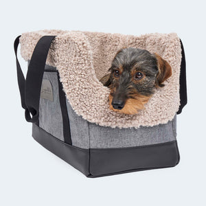 Hundetasche EasyLuxe für Dackel und kleine Hunde mit ausknöpfbarem Innenfutter aus Curly. Zwei Seitentaschen und integrierter Sicherungsleine. Mit Dackel in der Tasche.