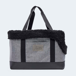 Hundetasche EasyLuxe für Dackel und kleine Hunde mit ausknöpfbarem Innenfutter aus Curly. Zwei Seitentaschen und integrierter Sicherungsleine. Seitenansicht