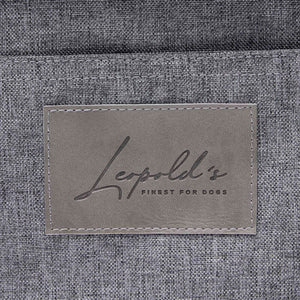 Hundetasche EasyLuxe für Dackel und kleine Hunde. Nahaufnahme Logo Leopold's Finest for dogs