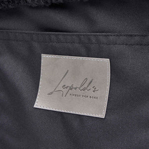 Hundetasche EasyLuxe für Dackel und kleine Hunde Nahaufnahme Logo Leopold's niest for dogs