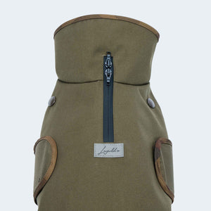 Leopold's Finest | Gefütterter
Hundewintermantel im Parka Stil in oliv für Dackel und kleine Hunde. Detailansicht von oben