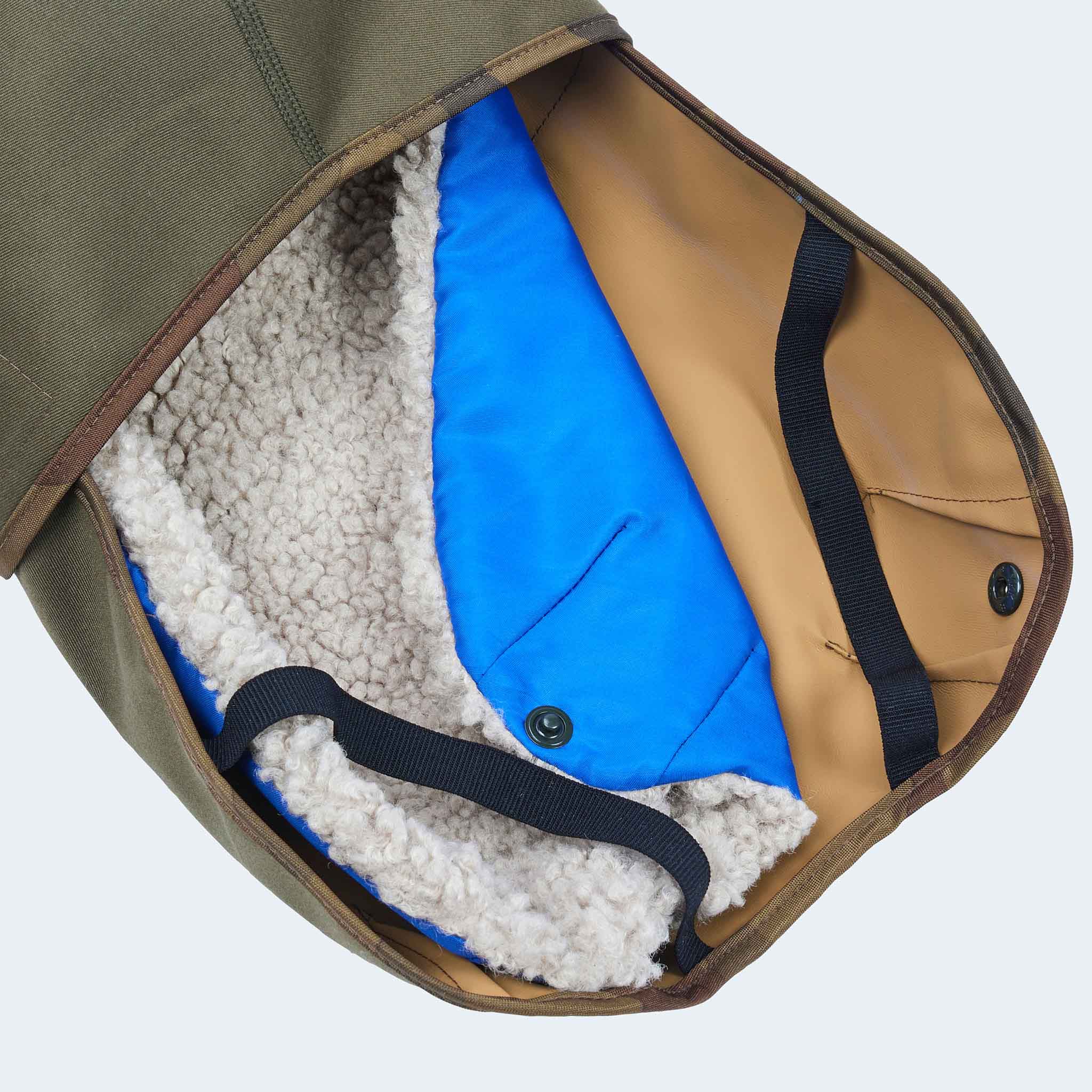Leopold's Finest | Gefütterter
Hundewintermantel im Parka Stil in oliv für Dackel und kleine Hunde. Detailansicht von unten