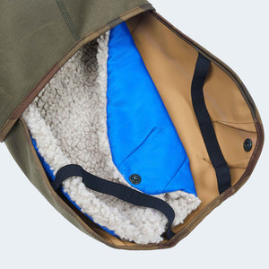 Leopold's Finest | Gefütterter
Hundewintermantel im Parka Stil in oliv für Dackel und kleine Hunde. Detailansicht von unten